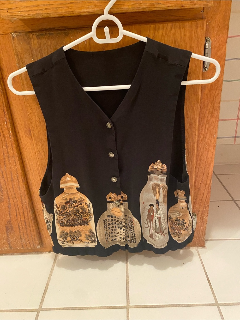 Women's Black Sleeveless V-Neck Decorative Print Vest